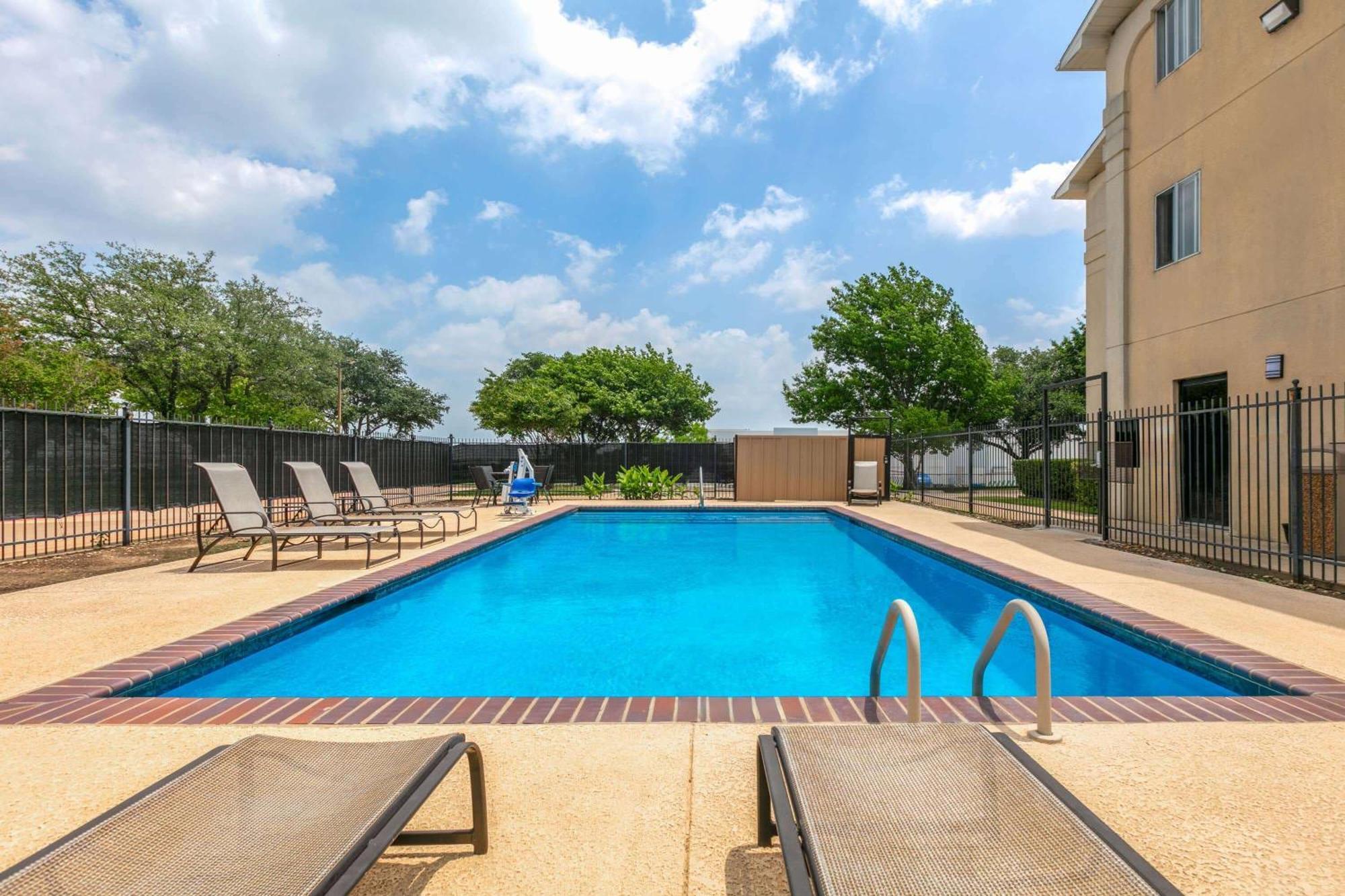 Отель Super 8 By Wyndham Grapevine/Dfw Airport Northwest Экстерьер фото
